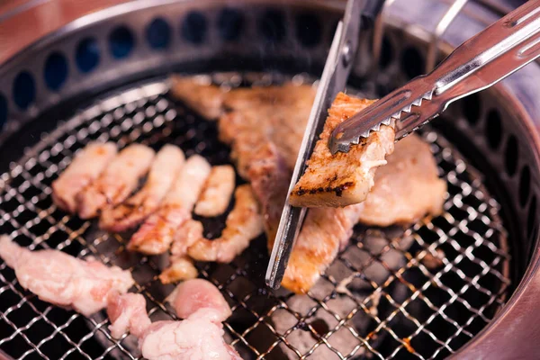 韩国牛肉烧烤热煤块 准备烤肉猪韩国烧烤传统风格的火锅在餐馆供应 日本菜 — 图库照片