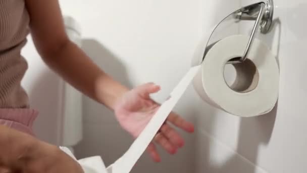 Zbliżenie Strony Ciągnięcie Rolki Papieru Toaletowego Uchwycie Wycierania Kobieta Siedzi — Wideo stockowe