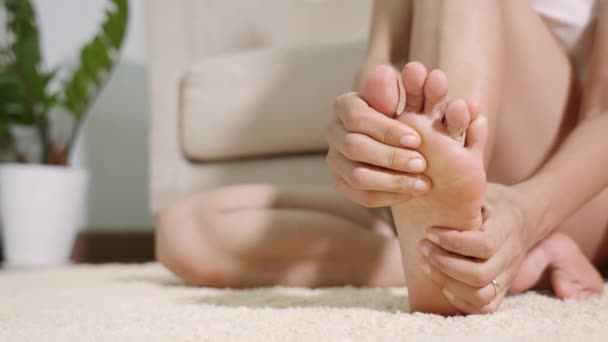 亚洲女人在家里感到脚痛 患脚痛的女人在家里用手推放松脚底的肌肉 保健问题和足部医学概念 — 图库视频影像