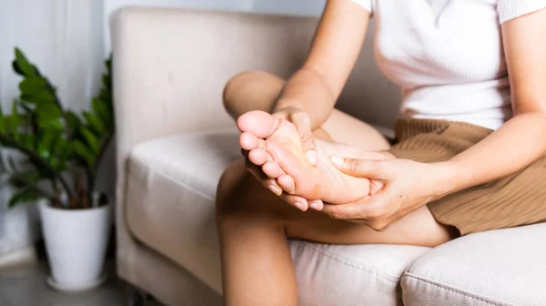 Fußschmerzen Asiatin Die Hause Auf Dem Sofa Sitzt Und Schmerzen — Stockfoto