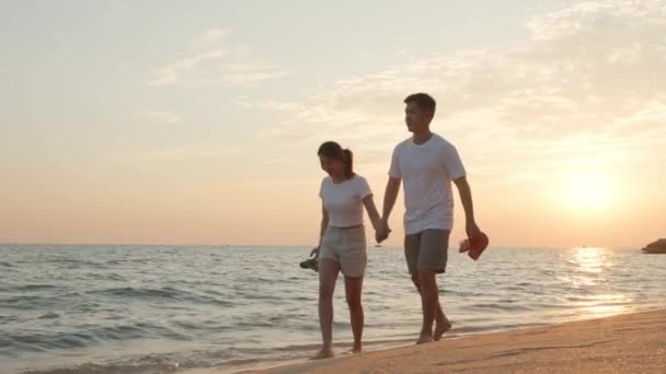 Urlaubsverliebtes Paar Spaziert Gemeinsam Strand Bei Sonnenuntergang Landschaft Entspannende Urlaubsreise — Stockvideo