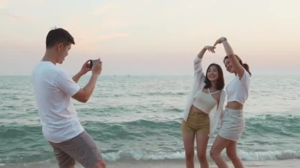 Amigos Felizes Sorrindo Posando Tirando Foto Smartphone Divertindo Juntos Praia — Vídeo de Stock