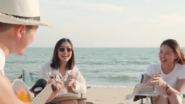 Šťastný Přítel Bavit Hrát Kytaru Tleskat Kempu Spolu Usmívají Prázdninách — Stock video