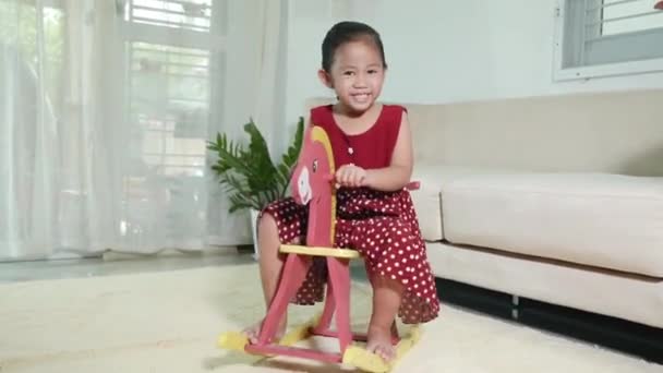 Asiática Linda Niña Columpio Caballo Juguete Montar Niño Sonriente Jugando — Vídeos de Stock