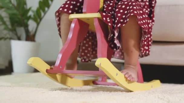 Asiático Bonito Menina Balançando Equitação Brinquedo Cavalo Sorrindo Criança Jogando — Vídeo de Stock