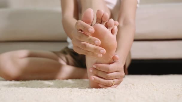 足の痛み 自宅で足の痛みを感じるアジアの女性 足の痛みに苦しむ女性使用手マッサージ家庭内の足裏から筋肉をリラックス 医療問題と精神医学の概念 — ストック動画