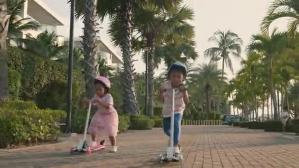 Dětský Skútr Happy Asian Malý Kluk Kluk Dívka Nosit Bezpečné — Stock video