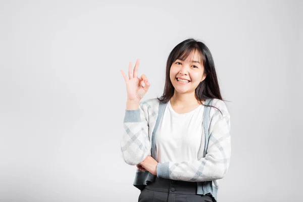 Жінка Яка Посміхається Показуючи Пальцем Робить Знак Щоб Погодитися Студія — стокове фото
