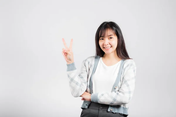 指作りVサイン勝利シンボル側離れてカメラを見て 幸せなアジアの美しい若い女性のマーク平和ジェスチャーシンボル スタジオはコピースペースと白の背景に隔離されたショット — ストック写真