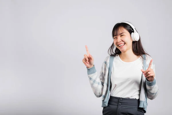 Vrouw Enthousiast Glimlachen Luisteren Naar Muziek Radio Bluetooth Koptelefoon Dansen — Stockfoto