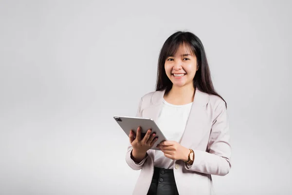 Porträt Der Asiatischen Schönen Jungen Frau Lächelnd Mit Tablet Computer — Stockfoto