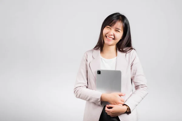 태블릿 컴퓨터를 미소짓고 아시아인아름다운 디지털 태블릿을 껴안고 생활을 스튜디오 배경에 — 스톡 사진