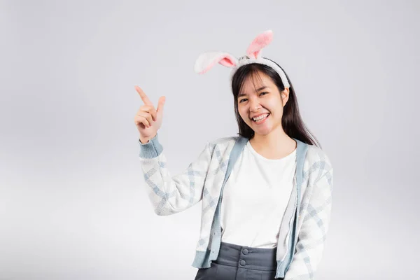 Concepto Del Día Pascua Sonriente Mujer Feliz Con Orejas Conejo —  Fotos de Stock