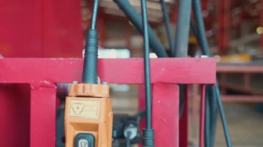Kontrol paneli için uzaktan kumandalı düğme düğmesine basın. Endüstriyel mekanizmayı kaldırın. Fabrika atölyesinde elektrikli vinç, pullersSwivel zincir kanca donanımı çekenler için.