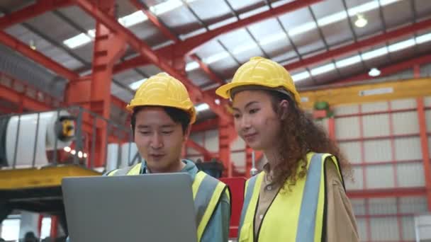 Dos Hombres Mujeres Trabajadores Asiáticos Que Trabajan Equipo Usan Uniforme — Vídeo de stock