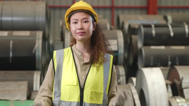 Ασιάτισσα Βιομηχανική Γυναίκα Σγουρά Μαλλιά Μηχανικός Στέκεται Φορώντας Στολή Ασφαλείας — Αρχείο Βίντεο