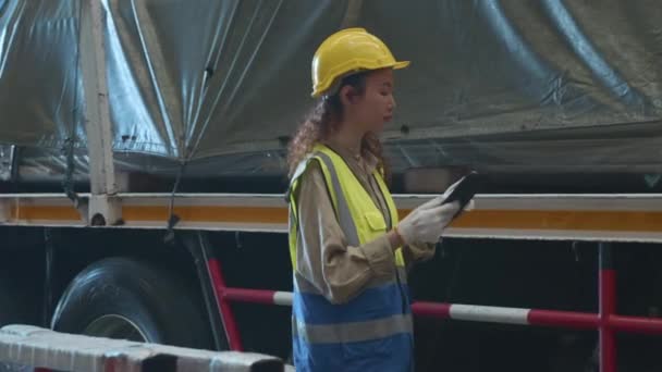 工业妇女卷发工程师穿着安全制服 卡车上有硬帽检查金属片 然后在仓库车间 物流和运输等方面运送给客户 — 图库视频影像