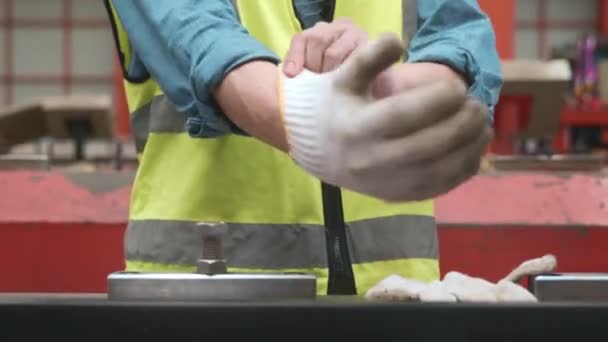 在金属板厂车间工作时 紧紧抓住戴手套的工程师的手 戴手套工作的男性 — 图库视频影像