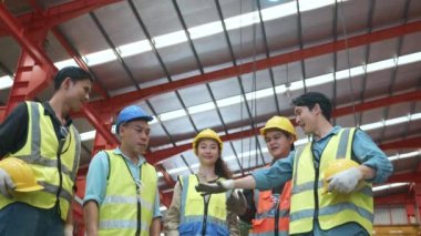 Fabrika işçileri, Metal Çarşaf Fabrikası 'nda işbirliği yapmak için el ele tutuşuyor. İşçilerin elleri, başarılı bir şekilde iş birliği yapmak ve iş gücü üretmek için el ele tutuşuyor.