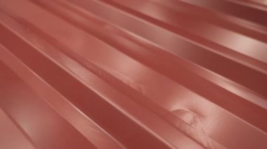 Metal fayanslar. Çatı kirişleri için metal kaplama profil, ev yapımı için modern çatı malzemesi.