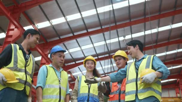Fabrieksarbeiders Bundelen Hand Hand Voor Samenwerking Metaalplaatfabriek Arbeiders Handen Aanraken — Stockvideo