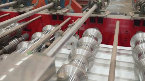 Fabrikada Metal Borular Borular Üretmek Için Çelik Çatı Oluşturma Makinesi — Stok video