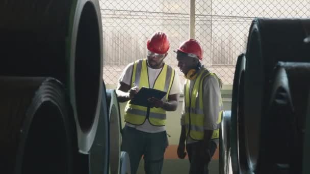 Engenheiro Dois Trabalhadores Homem Africano Preto Marcação Inspeção Folha Metal — Vídeo de Stock