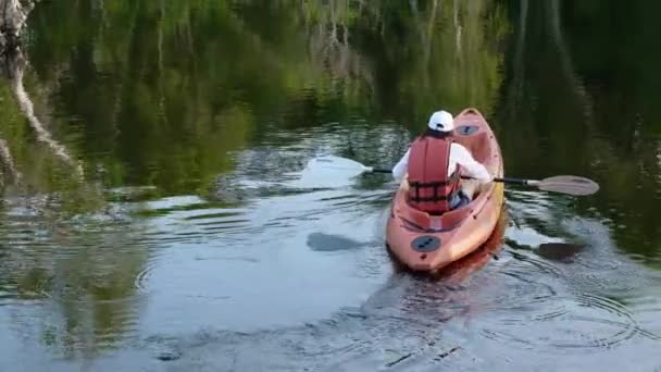 Zpět Mladá Dospělá Žena Pádlování Kajak Kanoe Jezeře Letní Den — Stock video