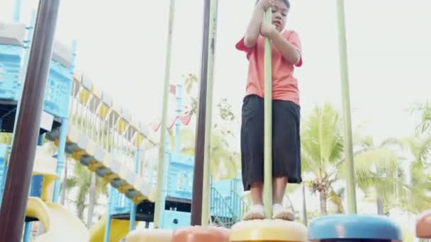 Азиатский Ребенок Играющий Открытой Площадке Счастливый Дошкольный Ребенок Веселый Время — стоковое видео