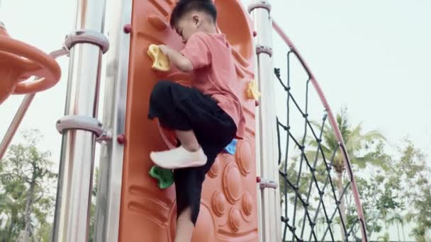 Criança Asiática Brincando Playground Livre Criança Pré Escolar Feliz Tendo — Vídeo de Stock