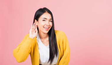 Asya portresi güzel, sevimli, genç, gülümseyen, kulak misafiri olan bir genç kız. Kulak stüdyosundaki eli ile dedikodulara kulak misafiri olan bir genç.