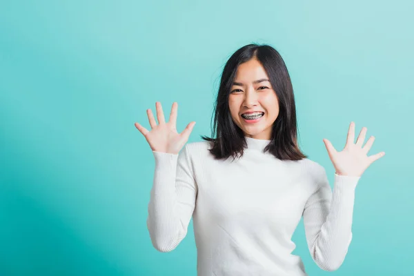 Jovem Bela Mulher Asiática Alegre Sorrindo Maquiagem Mostrando Mãos Abertas — Fotografia de Stock