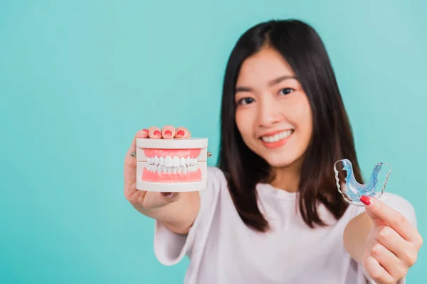 Portrait Jeune Asiatique Belle Femme Souriante Tenant Des Supports Orthodontiques — Photo