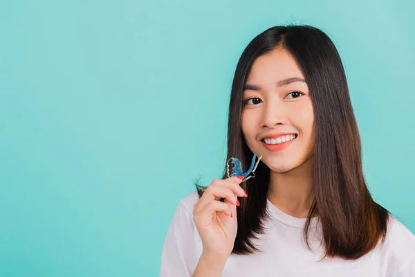 아시아의 아름다운 여성이 웃으면서 치아에 이쑤시개를 치아를 수있는 — 스톡 사진