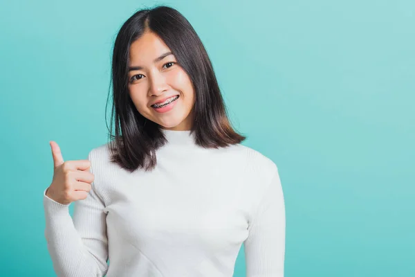 Joven Hermosa Mujer Asiática Alegre Sonriente Mostrando Dedo Pulgar Hacia — Foto de Stock