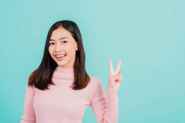 Joven Mujer Hermosa Asiática Sonriente Usar Retenedores Ortodoncia Silicona Los —  Fotos de Stock