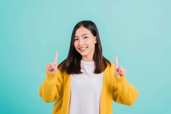 Retrato Asiático Bela Jovem Feliz Mulher Adolescente Sorrindo Mostrar Dentes — Fotografia de Stock