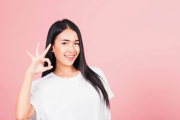 Portrait Asian Beautiful Young Woman Standing She Made Finger Symbol — Stock Photo, Image