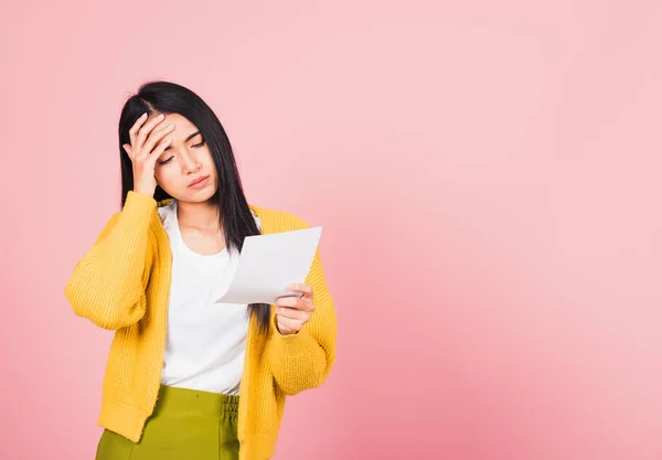 Retrato Una Hermosa Joven Asiática Triste Cansada Tensión Sosteniendo Papel — Foto de Stock