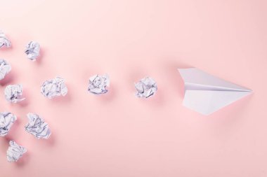 Kağıt uçak mektup belgesi mesajı. Üst görünüm uçak seyahati, eğitim veya yenilik origami düzleminin tasarımını oluşturur, pembe arkaplan üzerinde izole edilmiş ve kopyalama alanı için boş alan