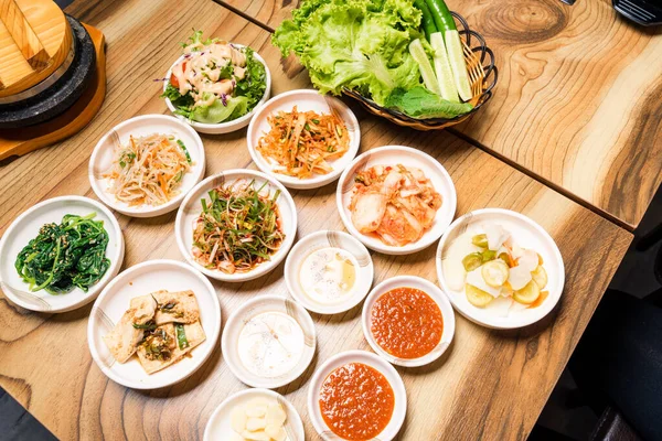 Groupe Épicé Kimchi Coréen Cornichons Radis Marinés Légumes Assaisonnement Sur — Photo