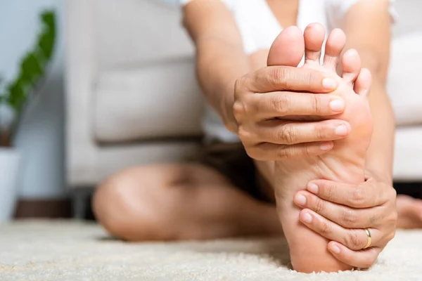 Fußschmerzen Asiatin Die Hause Schmerzen Ihrem Fuß Spürt Frau Die — Stockfoto