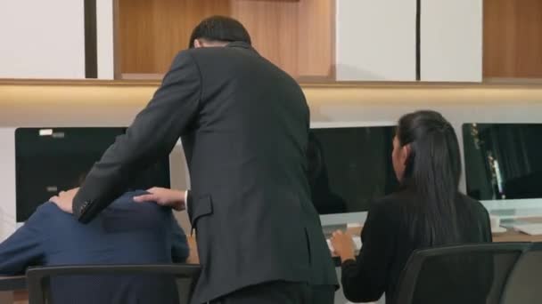 Homme Affaires Fatigué Bâillant Pendant Travail Sur Ordinateur Assis Bureau — Video