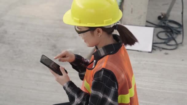 Asijský Architekt Inženýr Pracovník Žena Ochranné Přilbě Uniformě Pomocí Chytrého — Stock video