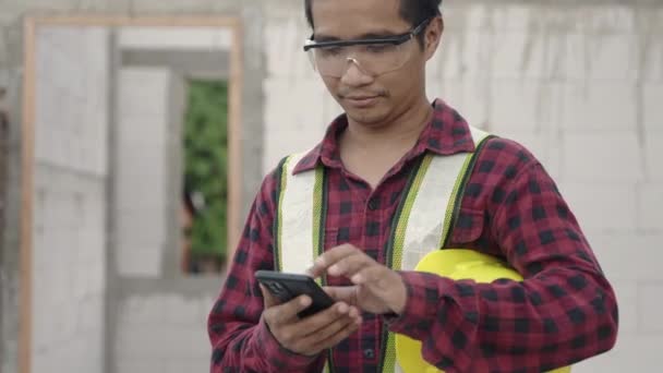 Asiatique Architecte Ingénieur Travailleur Homme Casque Protection Uniforme Aide Téléphone — Video