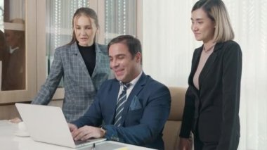 Bir grup genç iş adamı ofiste bir dizüstü bilgisayarla birlikte çalışıyorlar proje ekibi patronla konuşuyor bilgisayarla iş planını tartışmak için mutlu çalışma günleri.