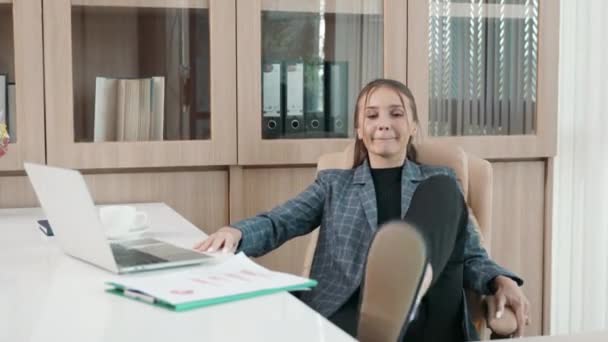 Ευτυχισμένη Επιχειρηματίας Γυναίκα Ονειρικό Βάζοντας Πόδια Της Στο Γραφείο Σήκωσε — Αρχείο Βίντεο