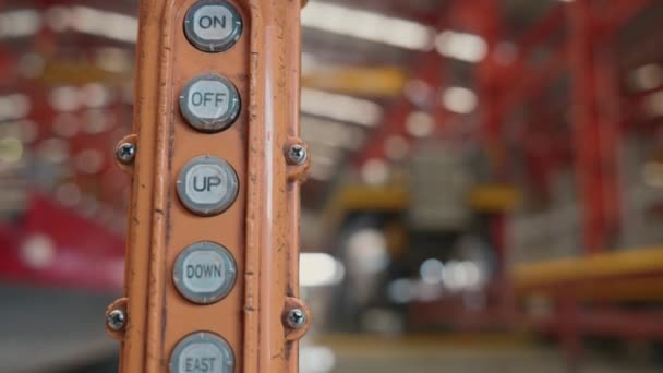 Kontrol Paneli Için Uzaktan Kumandalı Düğme Düğmesine Basın Endüstriyel Mekanizmayı — Stok video