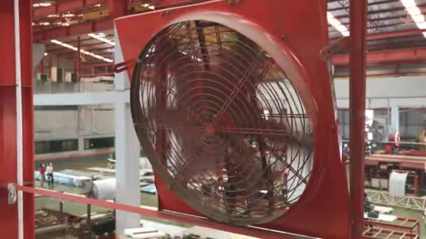 工場の運転換気の熱を低減するための工場の大きな産業用クーラー赤いファン 業界冷却機械式ファン — ストック動画