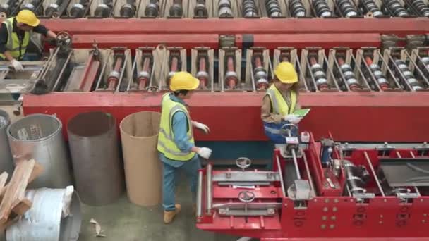 Endüstriyel Metal Çarşaf Fabrikasında Makine Bakımı Yapan Bir Güvenlik Kıyafeti — Stok video